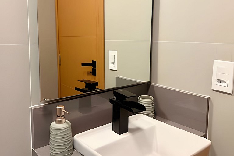 Flat 11 amplo c/ ar-condicionado perto Anclivepa