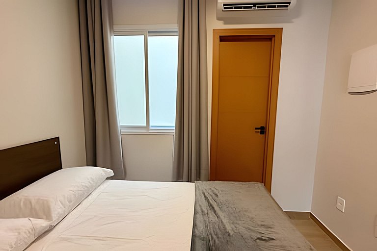Flat 11 amplo c/ ar-condicionado perto Anclivepa