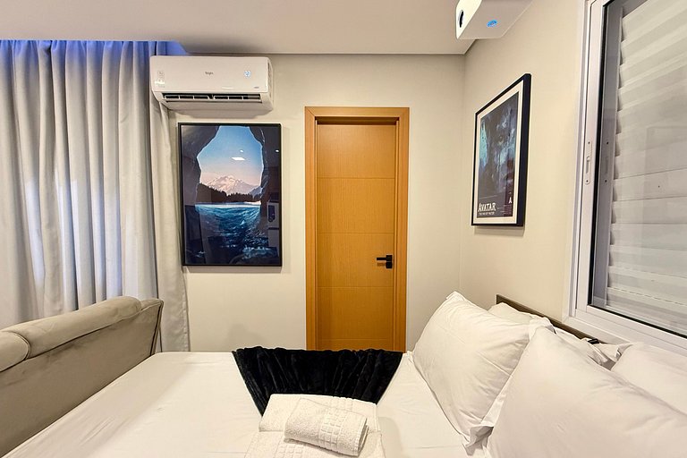 Flat 02 Cinema com Projetor e Enxoval de Hotel