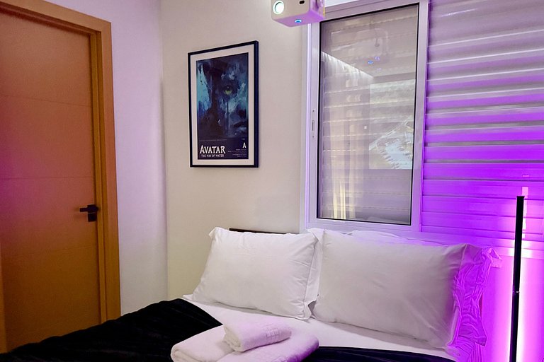 Flat 02 Cinema com Projetor e Enxoval de Hotel