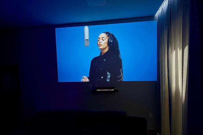 Flat 02 Cinema com Projetor e Enxoval de Hotel