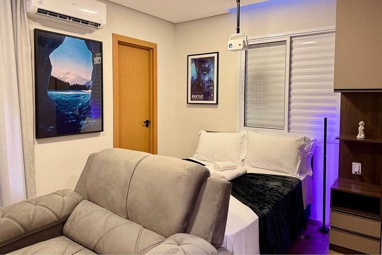 Studio 02 Cinema com Projetor e Enxoval de Hotel