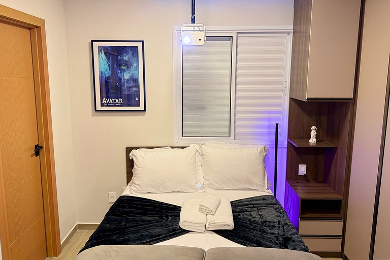 Flat 02 Cinema com Projetor e Enxoval de Hotel