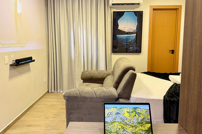Flat 02 Cinema com Projetor e Enxoval de Hotel