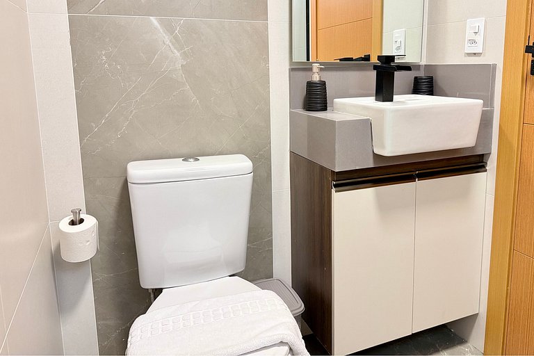 Studio 02 Cinema com Projetor e Enxoval de Hotel