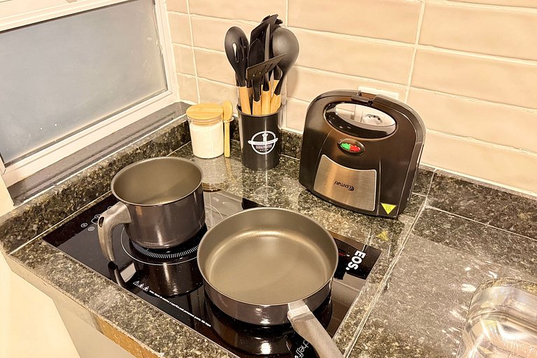 Studio 02 Cinema com Projetor e Enxoval de Hotel