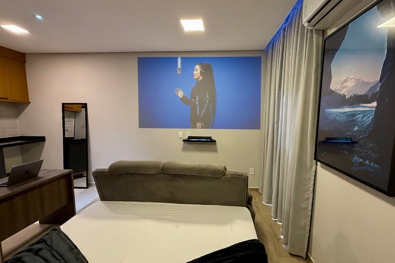 Flat 02 Cinema com Projetor e Enxoval de Hotel