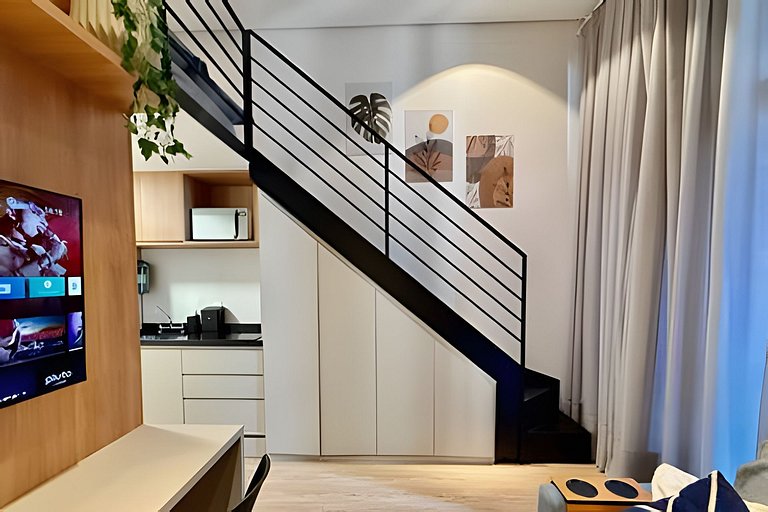 Loft c/ Mezanino · Pé-direito Alto · Até 4 pessoas