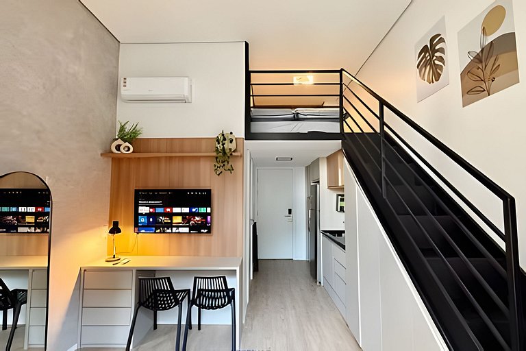 Loft c/ Mezanino · Pé-direito Alto · Até 4 pessoas