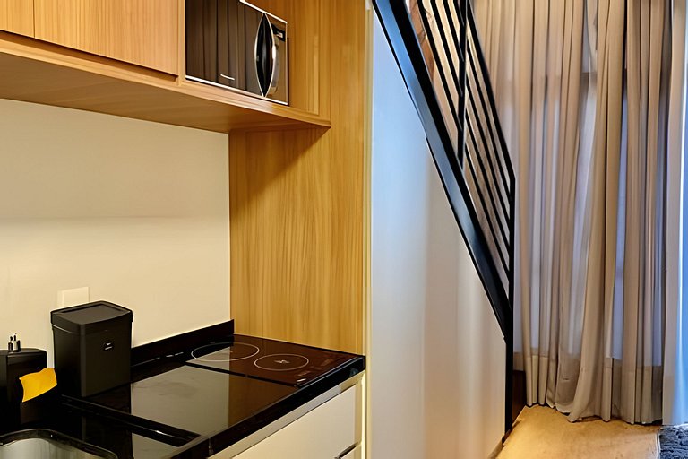 Loft c/ Mezanino · Pé-direito Alto · Até 4 pessoas