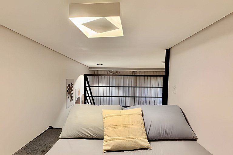 Loft c/ Mezanino · Pé-direito Alto · Até 4 pessoas
