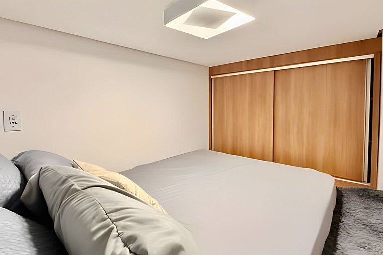 Loft c/ Mezanino · Pé-direito Alto · Até 4 pessoas