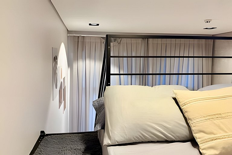 Loft c/ Mezanino · Pé-direito Alto · Até 4 pessoas