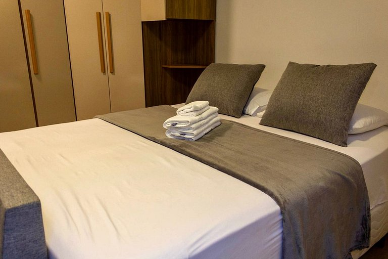 Studio 05 amplo com ar condicionado e 2 varandas