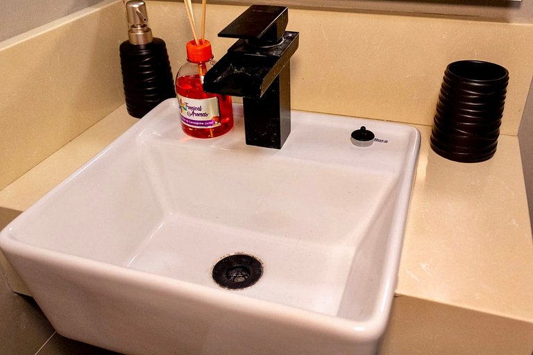 Studio 05 amplo com ar condicionado e 2 varandas